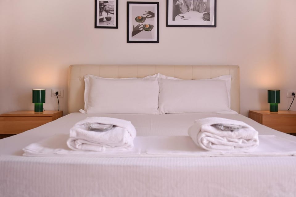 Bed, Bedroom, towels