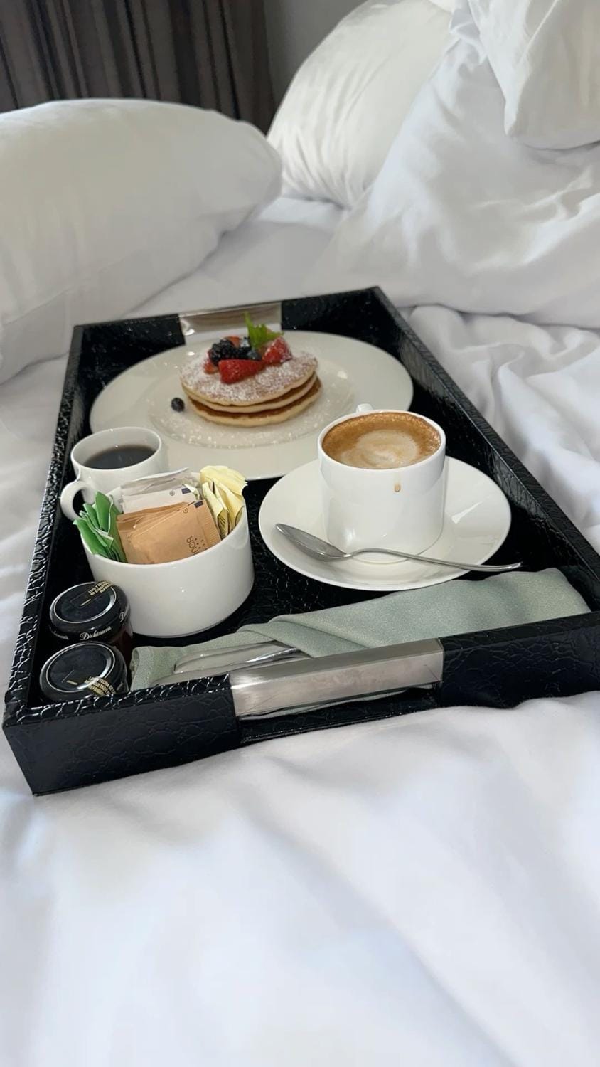 Bed, Coffee/tea facilities, Food and drinks, Photo of the whole room, Bedroom, Food, Breakfast, Continental breakfast