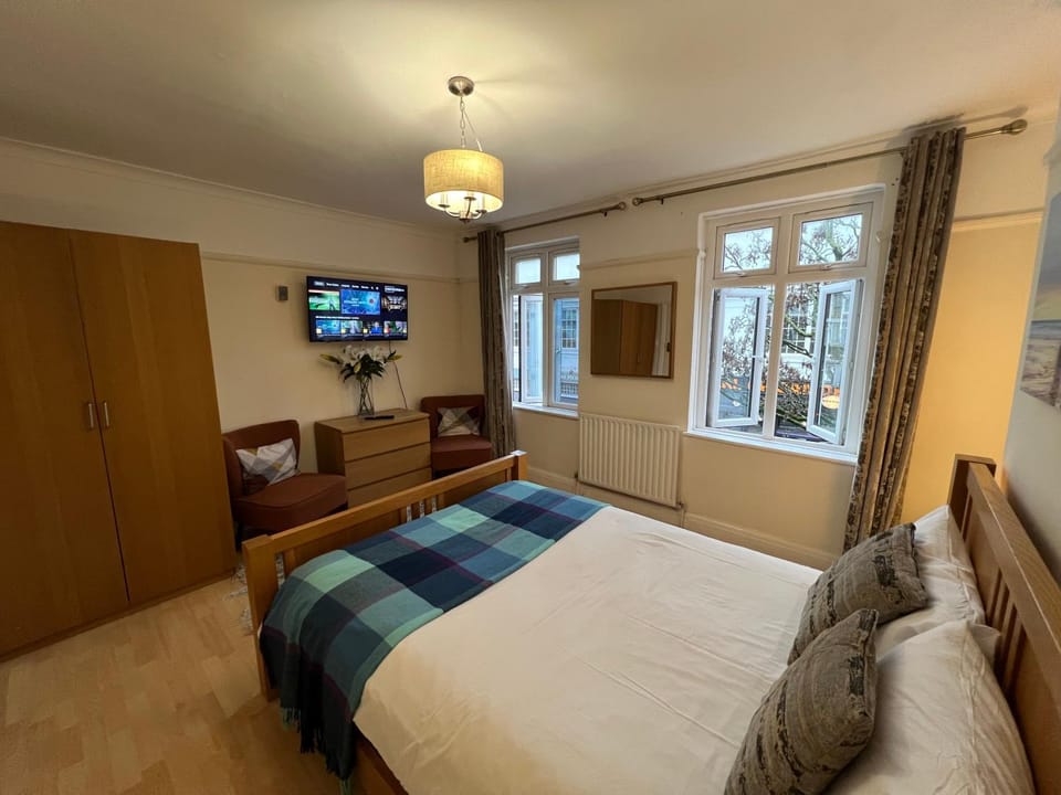 Cosy Budget Rooms in Camden Town near Regents Park Hostel in City of Westminster