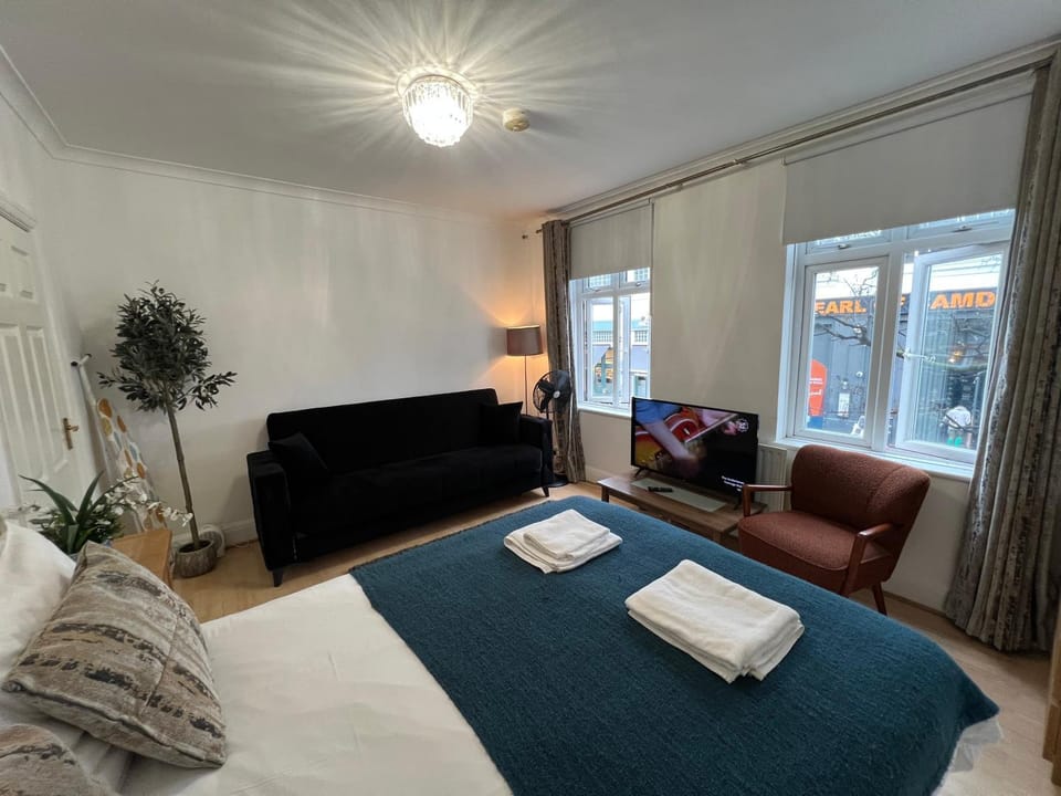 Cosy Budget Rooms in Camden Town near Regents Park Hostel in City of Westminster