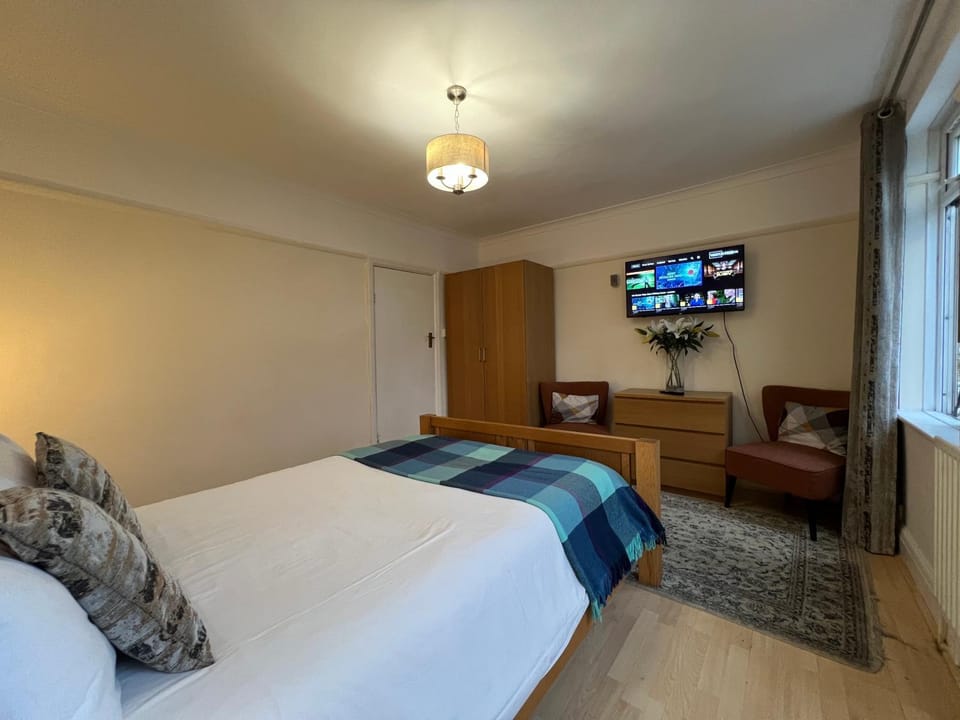 Cosy Budget Rooms in Camden Town near Regents Park Hostel in City of Westminster