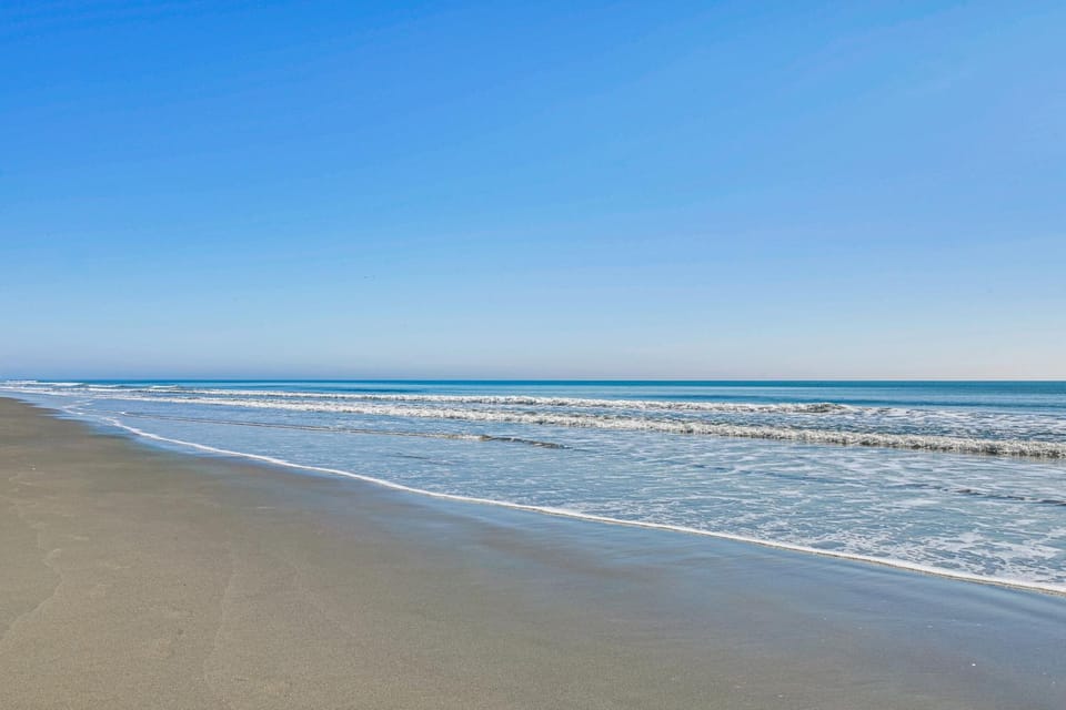 Steps to Sand: Chic Couple’s Garden City Retreat House in Garden City