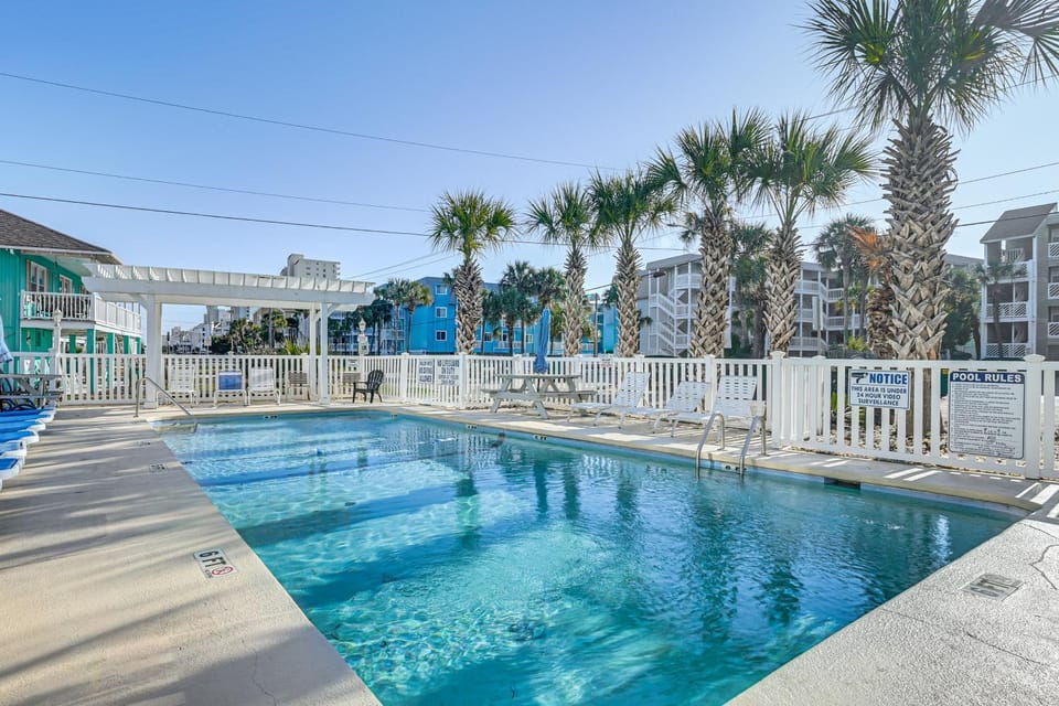 Steps to Sand: Chic Couple’s Garden City Retreat House in Garden City