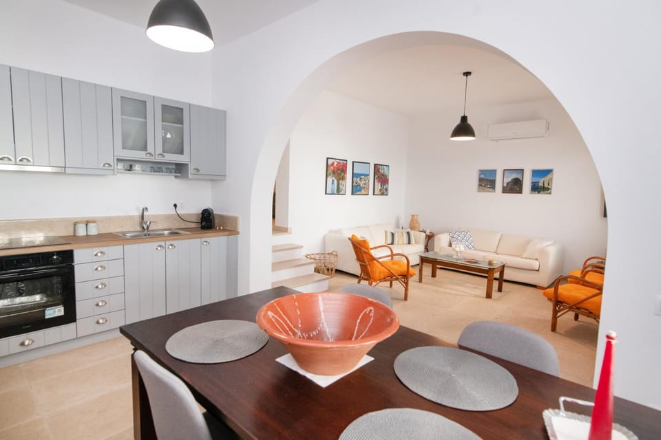 Kitchen or kitchenette, Living room, Seating area, Dining area, stove