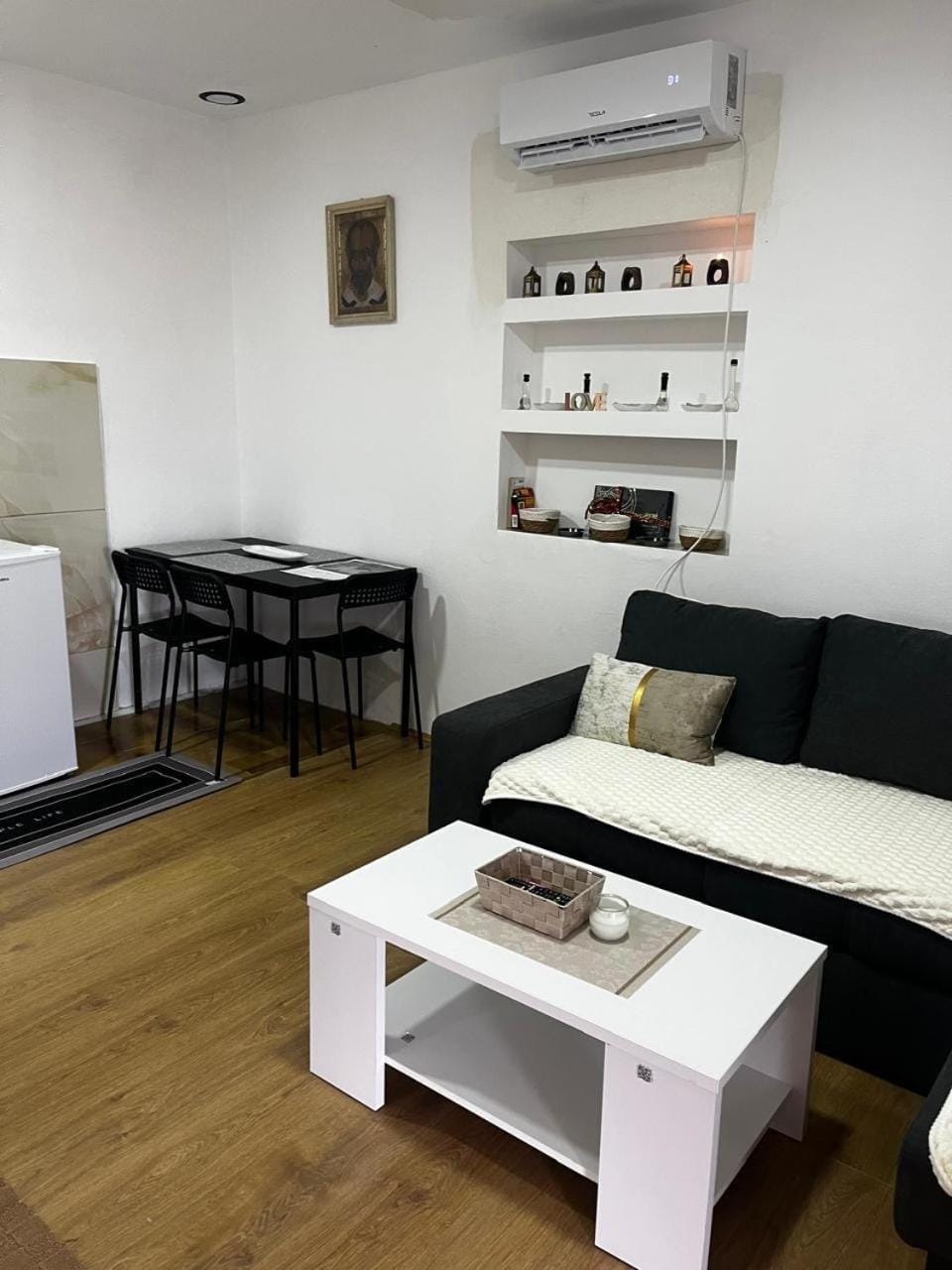 Living room, Seating area, air conditioner