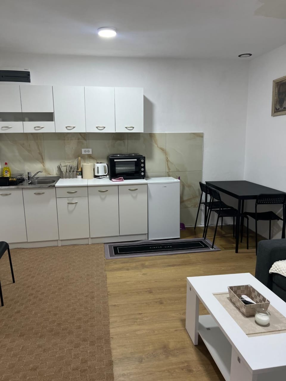 Coffee/tea facilities, Kitchen or kitchenette, Dining area, dishwasher, oven, stove