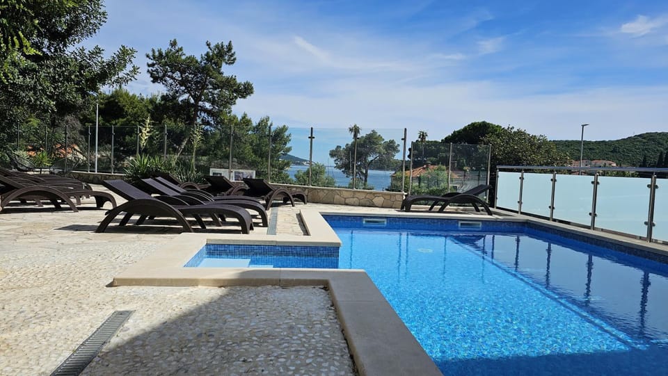 Sea view, Swimming pool, sunbed