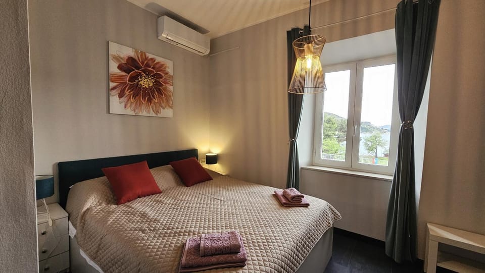 Bed, Bedroom, Sea view, air conditioner