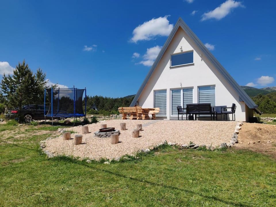 Property building, Day, Natural landscape, Garden, Garden view