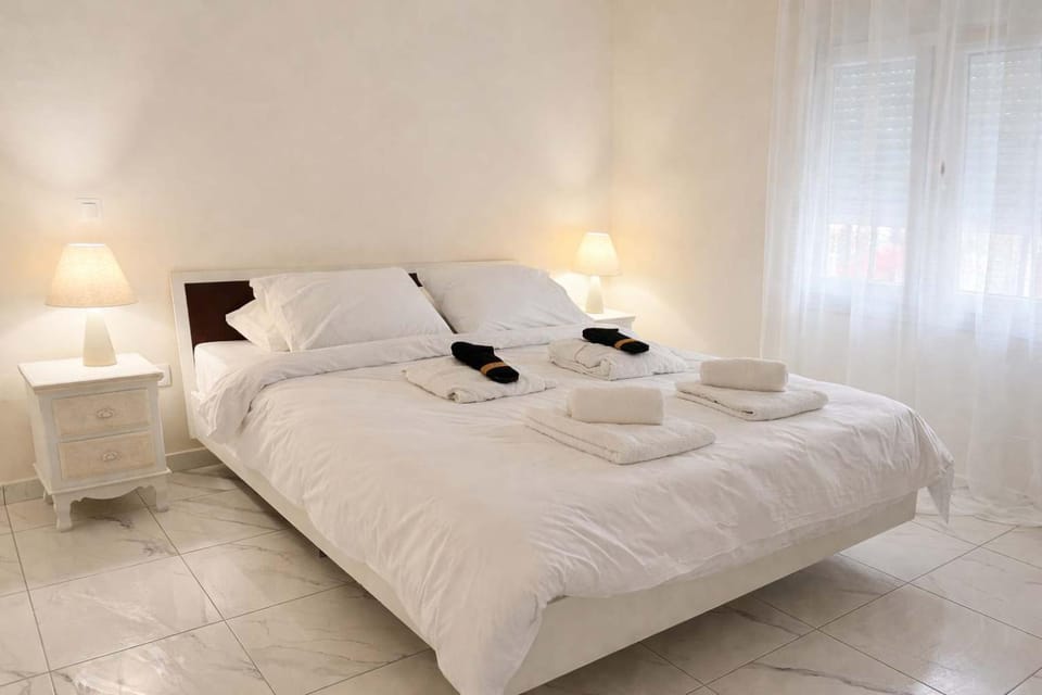Bed, Bedroom, towels
