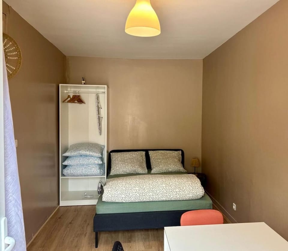 Appartement cosy proche Paris - Le Red Apartment in Saint-Denis, France