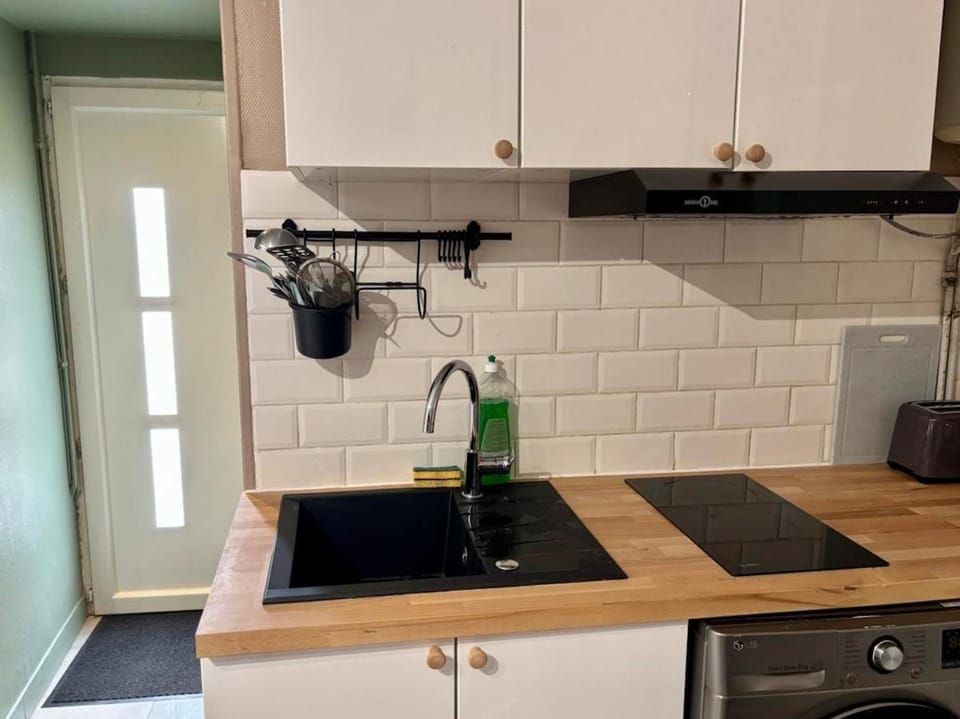 Appartement cosy proche Paris - Le Red Apartment in Saint-Denis, France