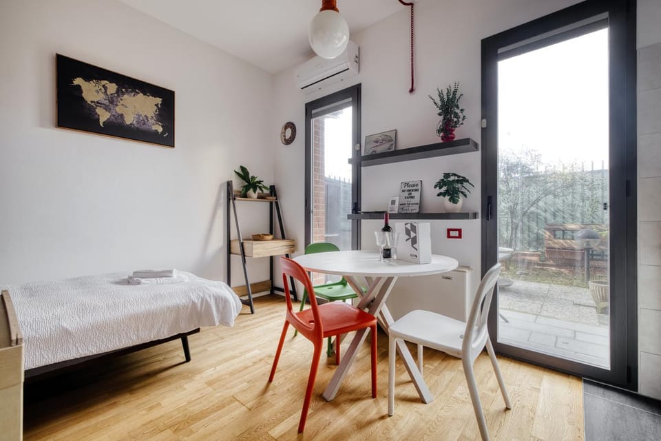 Bed, Dining area