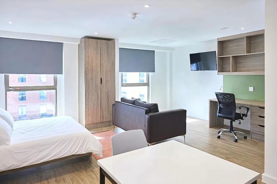 TV and multimedia, Living room, Photo of the whole room, Seating area, Bedroom