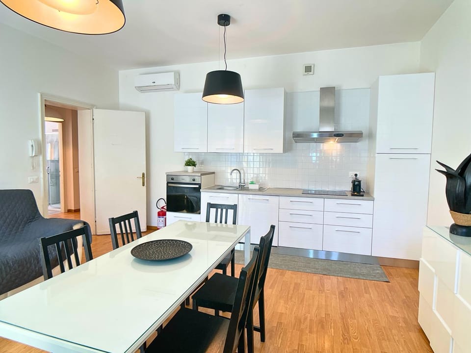 Kitchen or kitchenette, Living room, Seating area, Dining area, oven, pet friendly, stove, air conditioner
