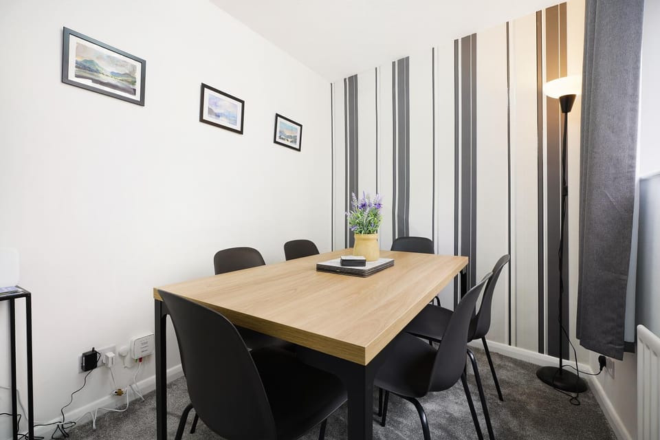 Seating area, Dining area