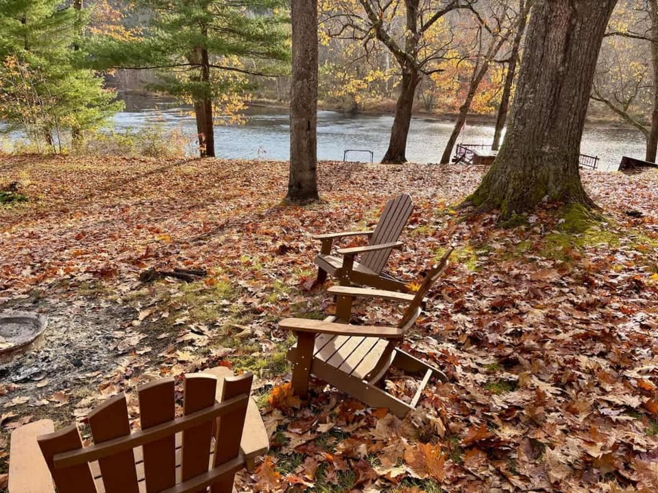 Tidioute Riverfront Chalet Year Round Pet Friendly House in Allegheny River