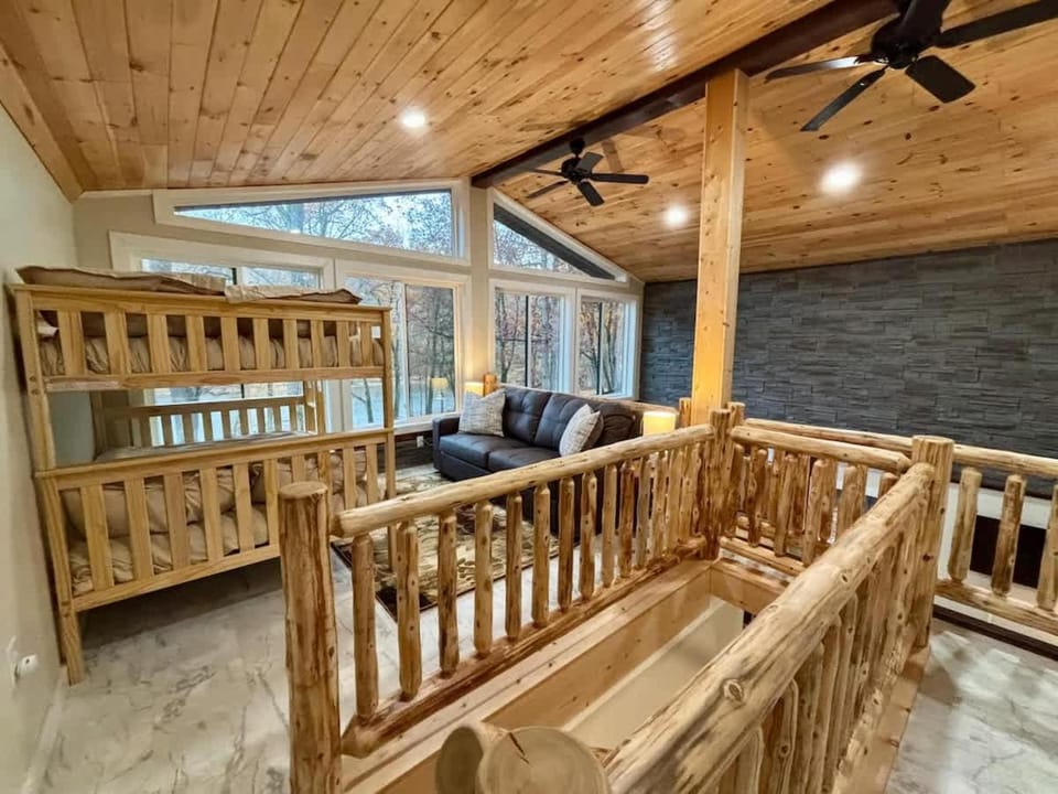 Tidioute Riverfront Chalet Year Round Pet Friendly House in Allegheny River