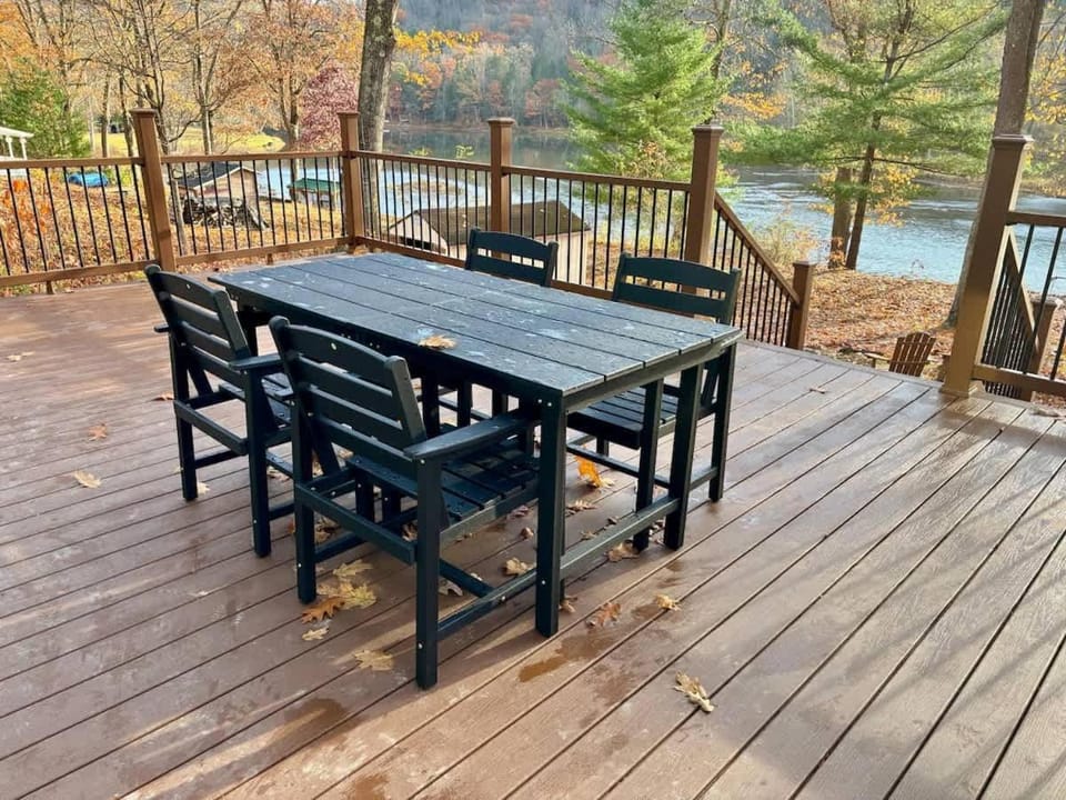 Tidioute Riverfront Chalet Year Round Pet Friendly House in Allegheny River