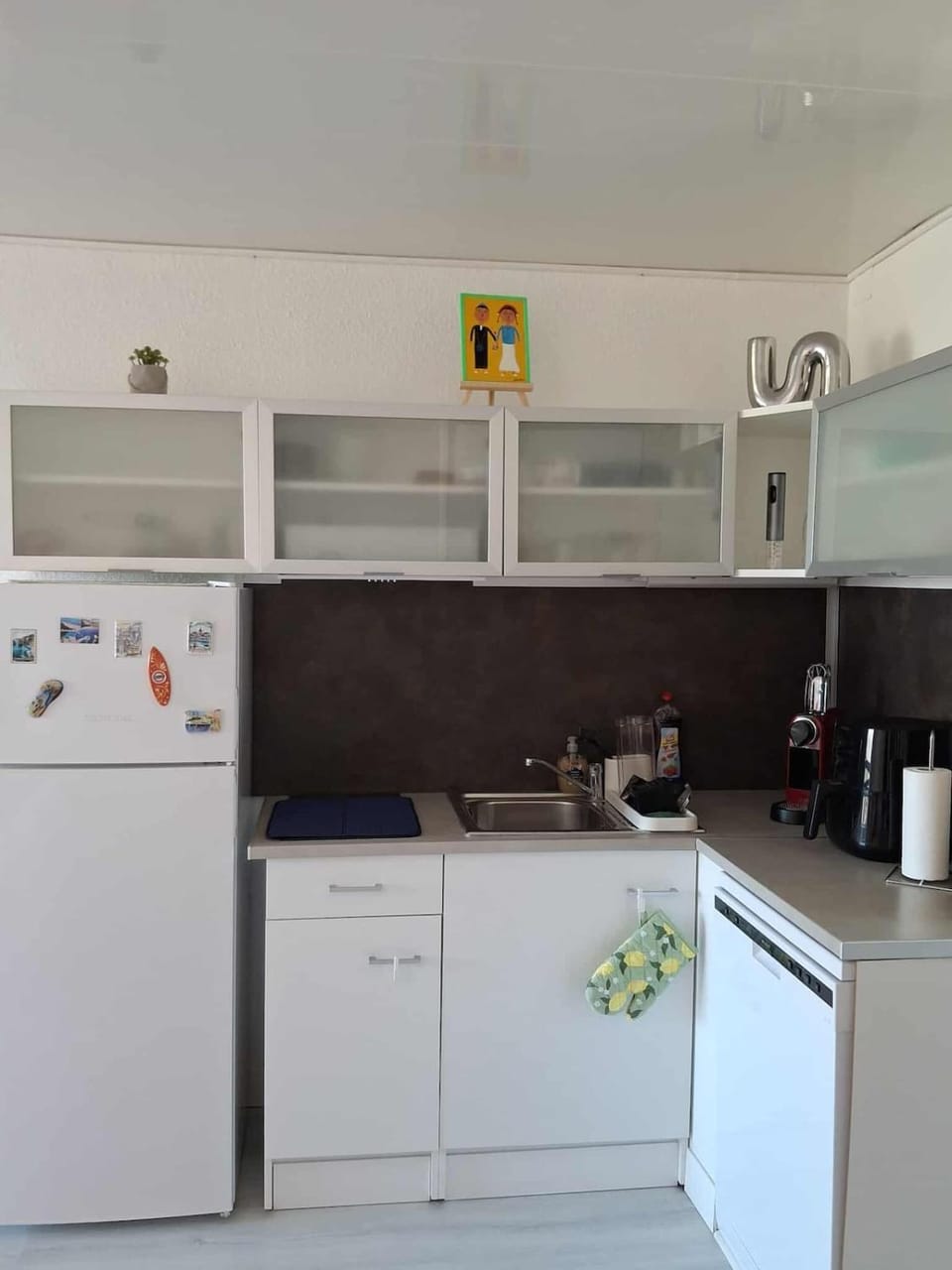 Kitchen or kitchenette, dishwasher, stove