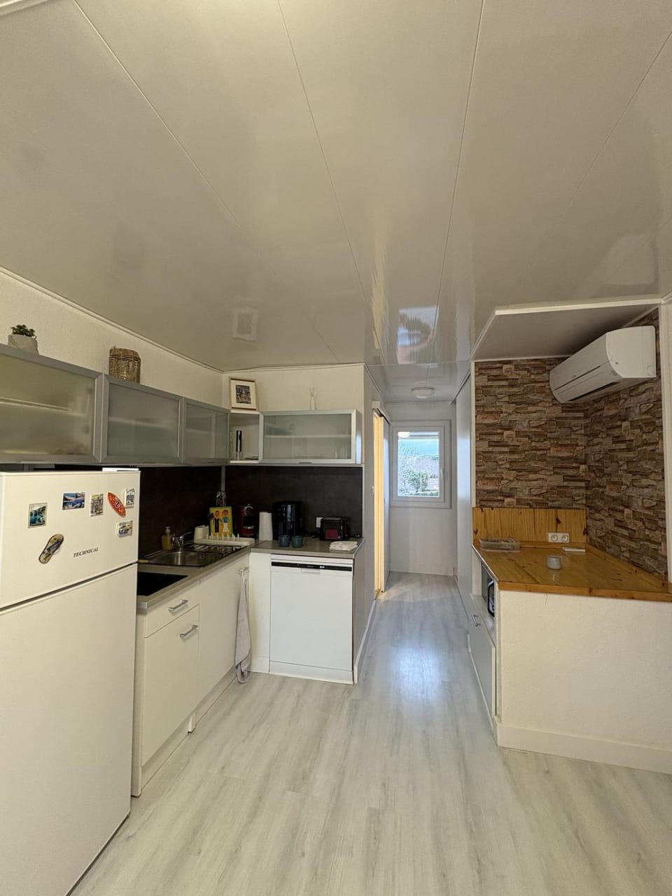 Kitchen or kitchenette, dishwasher, stove