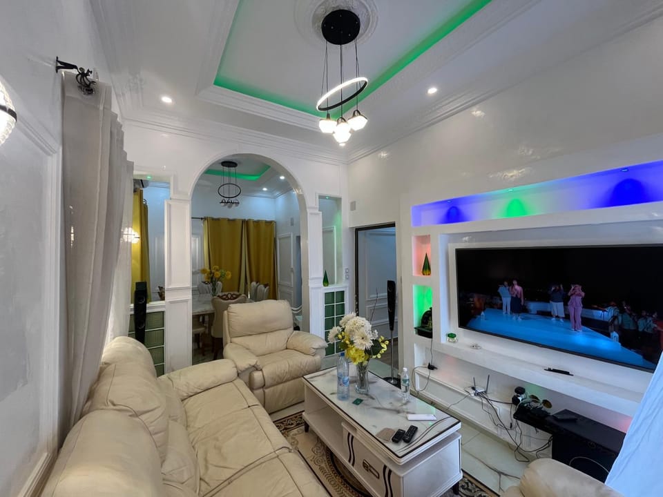 TV and multimedia, Living room, Seating area, Evening entertainment, air conditioner