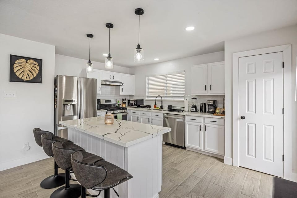 Htown Getaway Game Room BBQ Fire Pit Sleeps 16 House in Houston