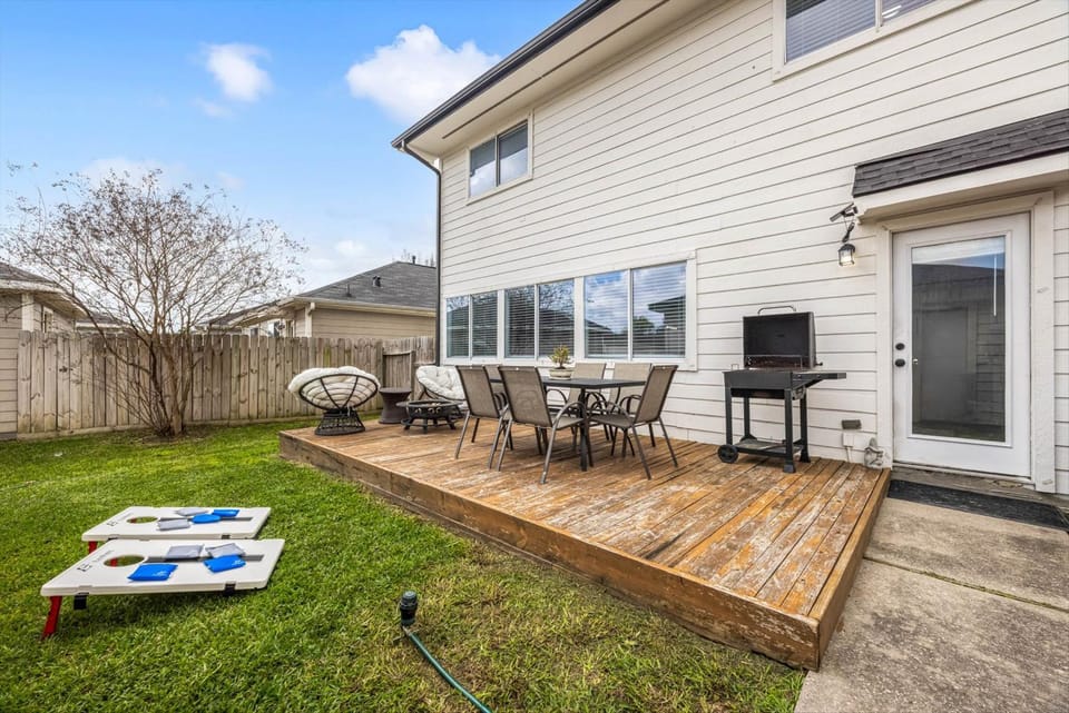 Htown Getaway Game Room BBQ Fire Pit Sleeps 16 House in Houston