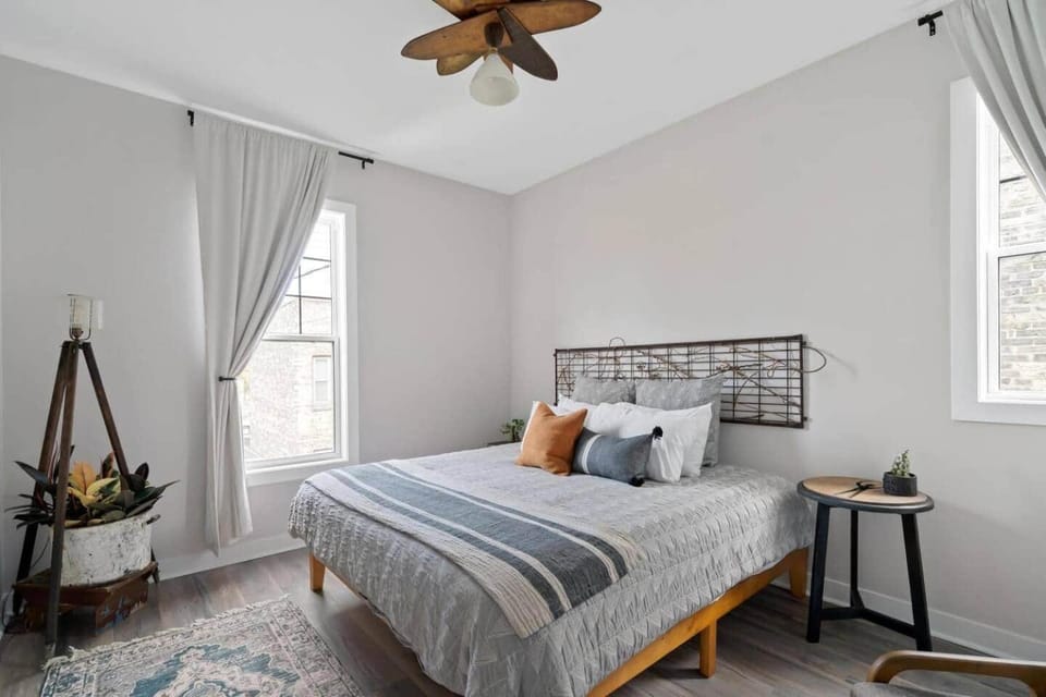 Photo of the whole room, Bedroom