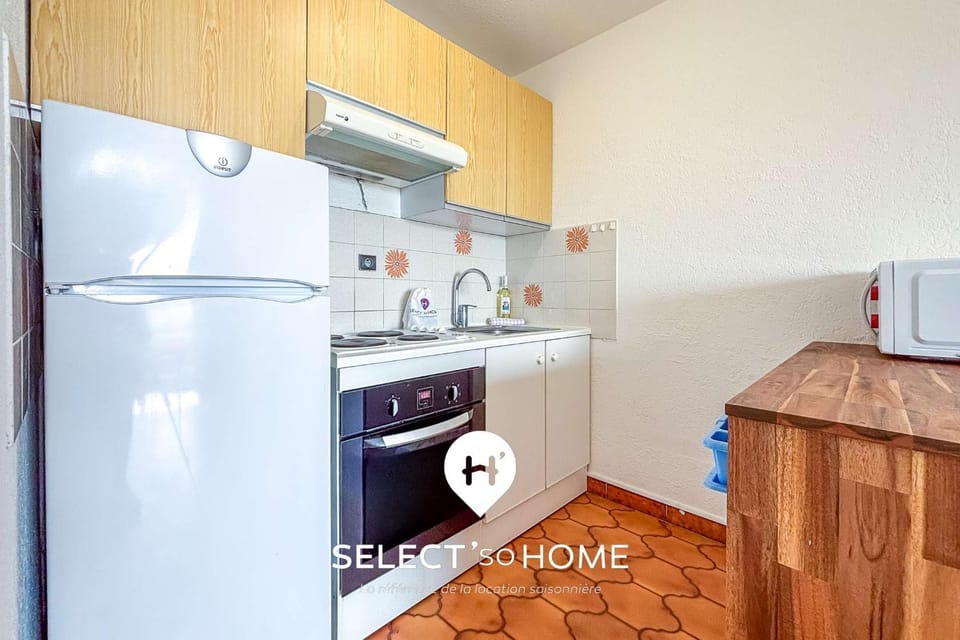 Kitchen or kitchenette, oven, stove