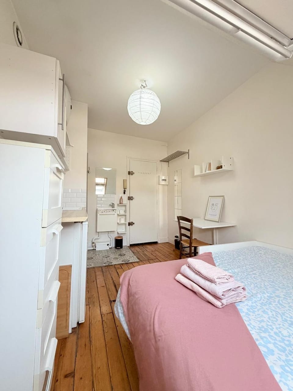 Photo of the whole room, Bedroom, towels