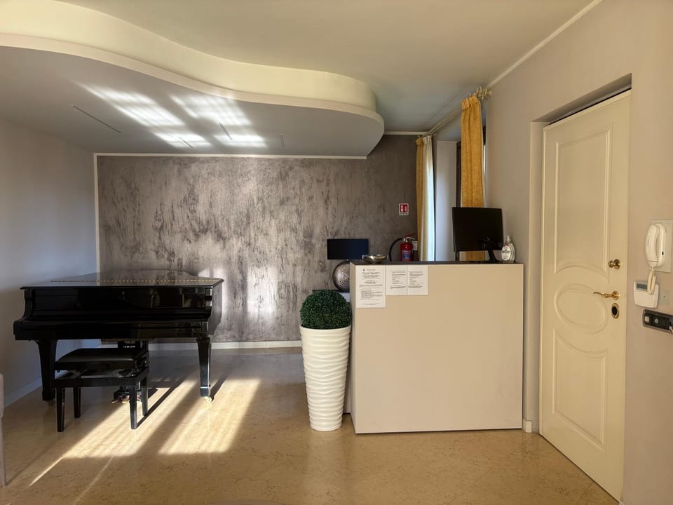 Lobby or reception, Internal: Not applicable to any particular room