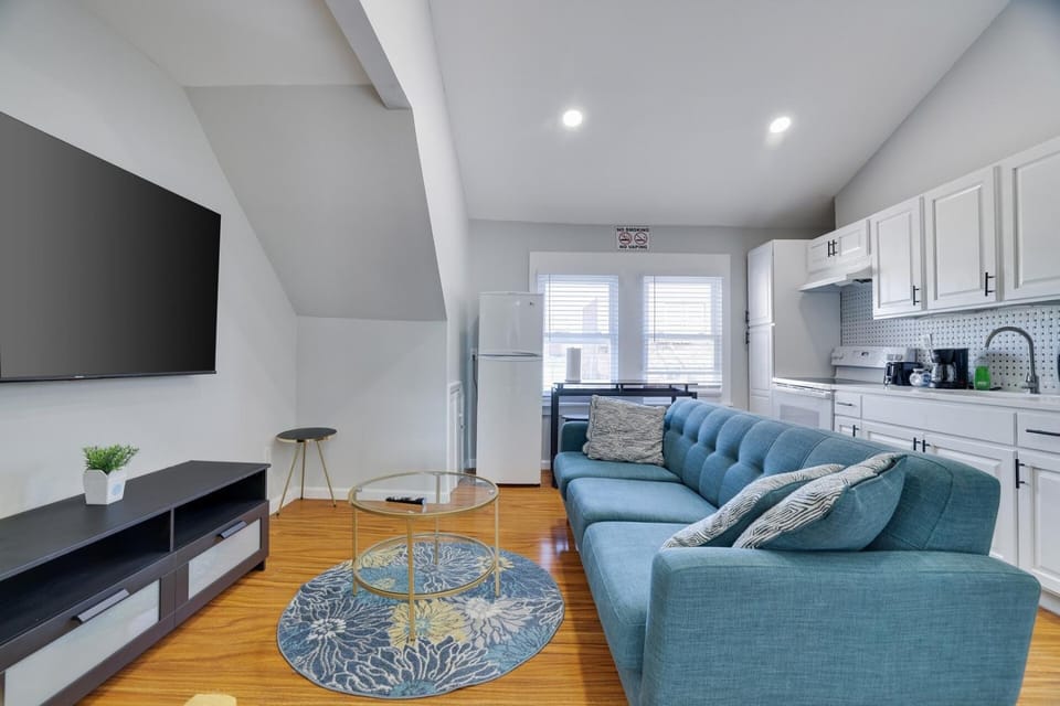 2BR Apt Near EWR & NYC • Workspace + Parking Apartment in Hillside