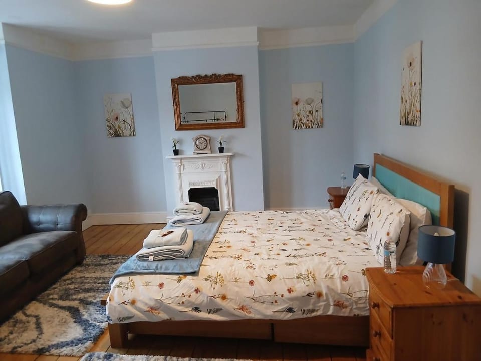 Spacious 4 Bedroom House, Garden, Nr Ipswich Town Centre with hot tub House in Ipswich