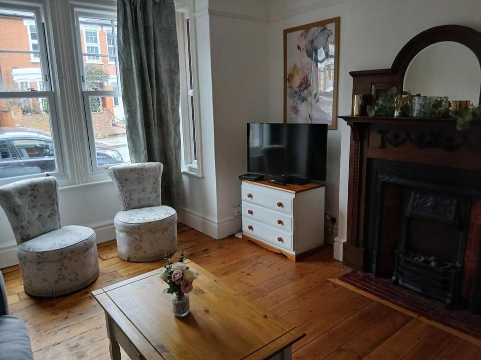 Spacious 4 Bedroom House, Garden, Nr Ipswich Town Centre with hot tub House in Ipswich