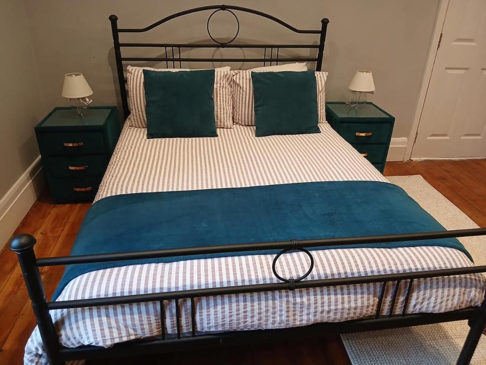 Spacious 4 Bedroom House, Garden, Nr Ipswich Town Centre with hot tub House in Ipswich