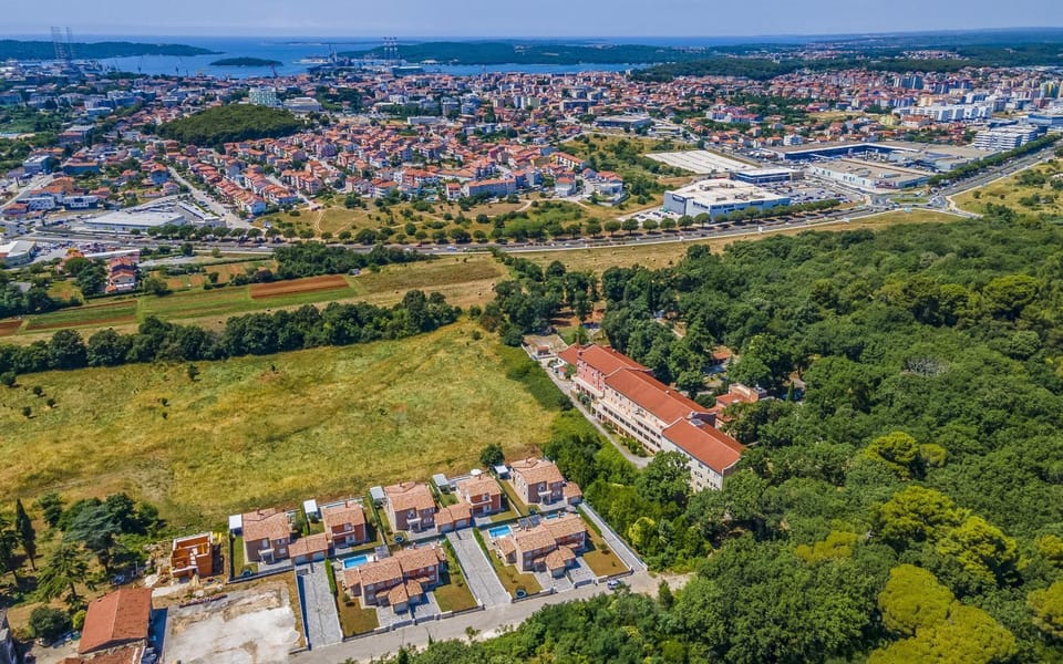 Property building, Facade/entrance, Off site