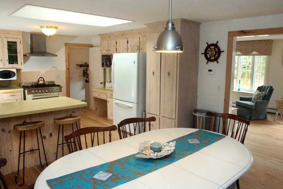 Dining area, dishwasher, oven