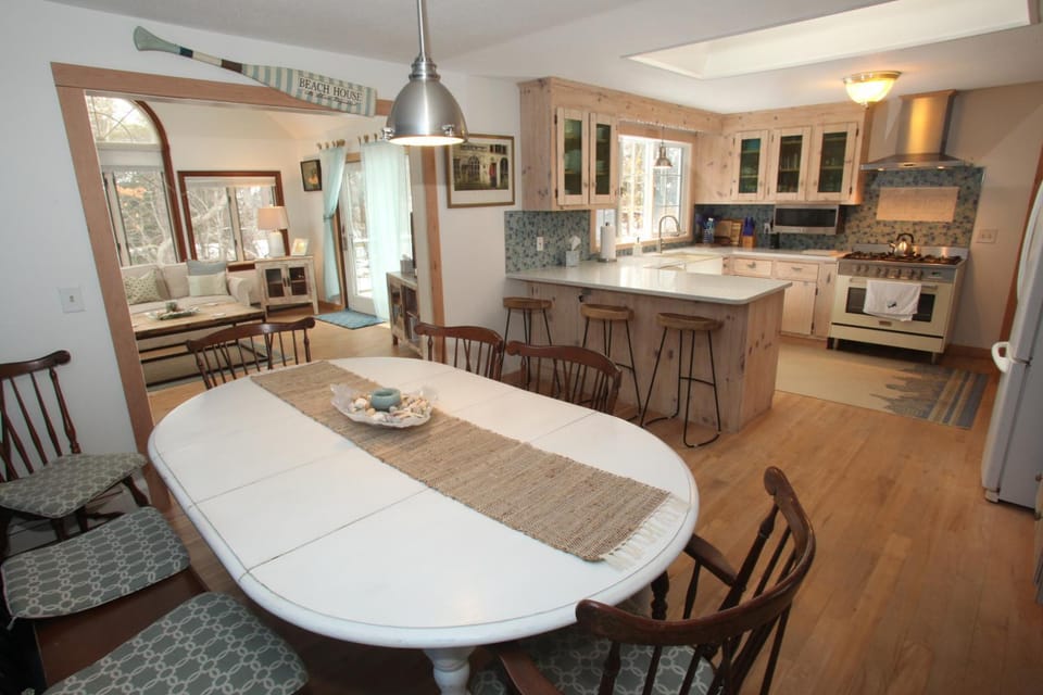 Kitchen or kitchenette, Dining area, oven, stove