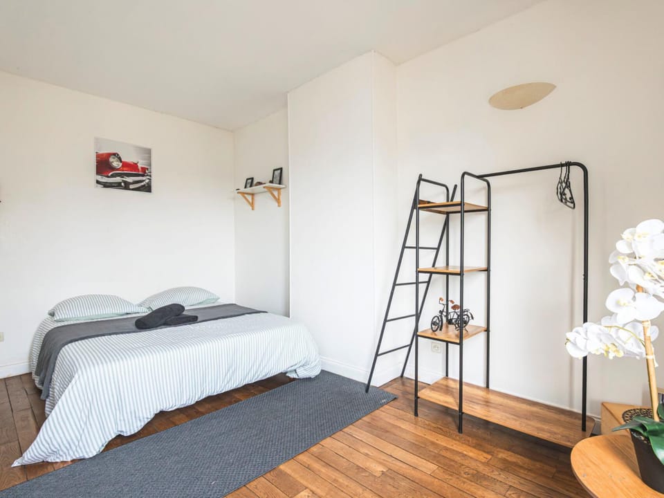 Photo of the whole room, Bedroom
