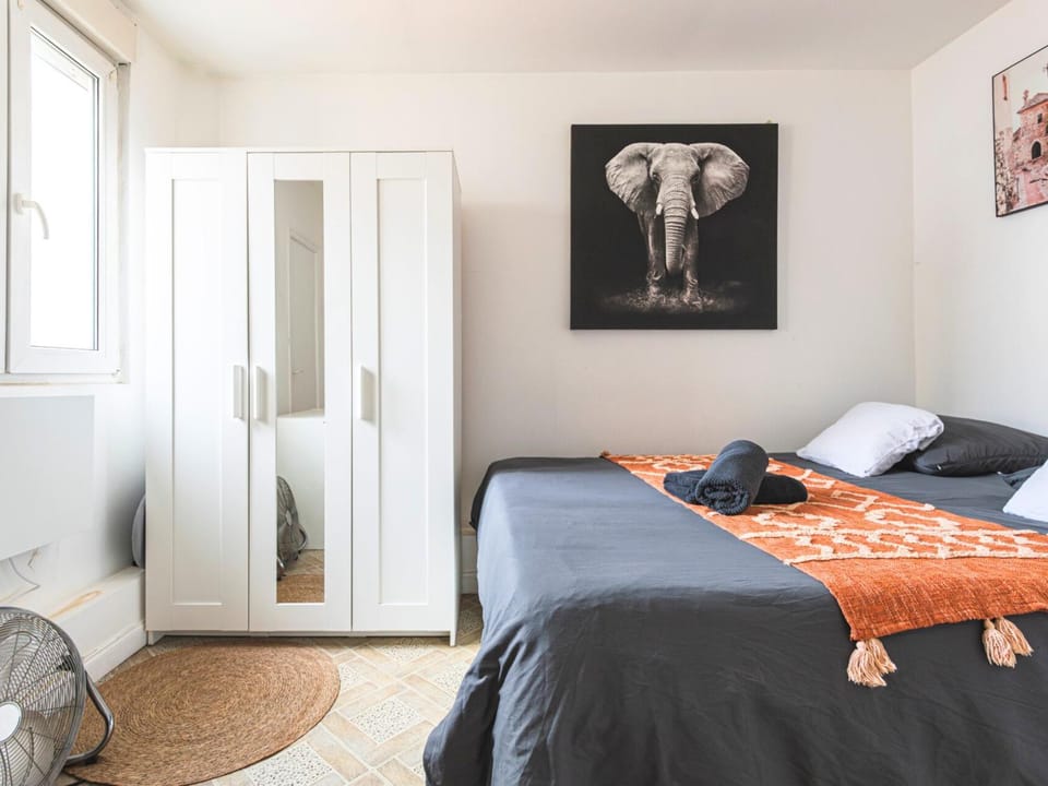 Photo of the whole room, Bedroom