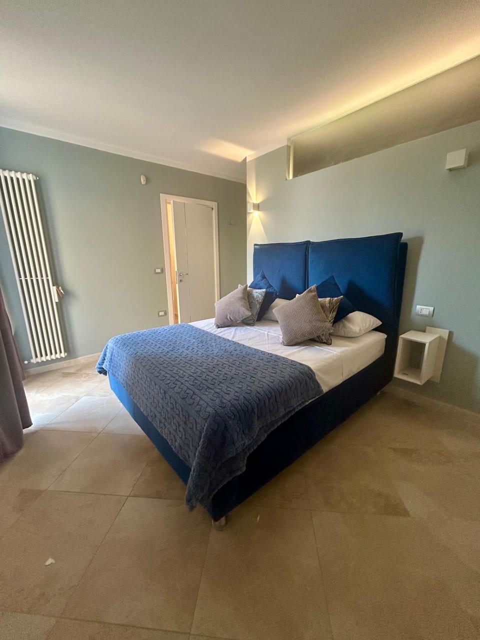 Bed, towels