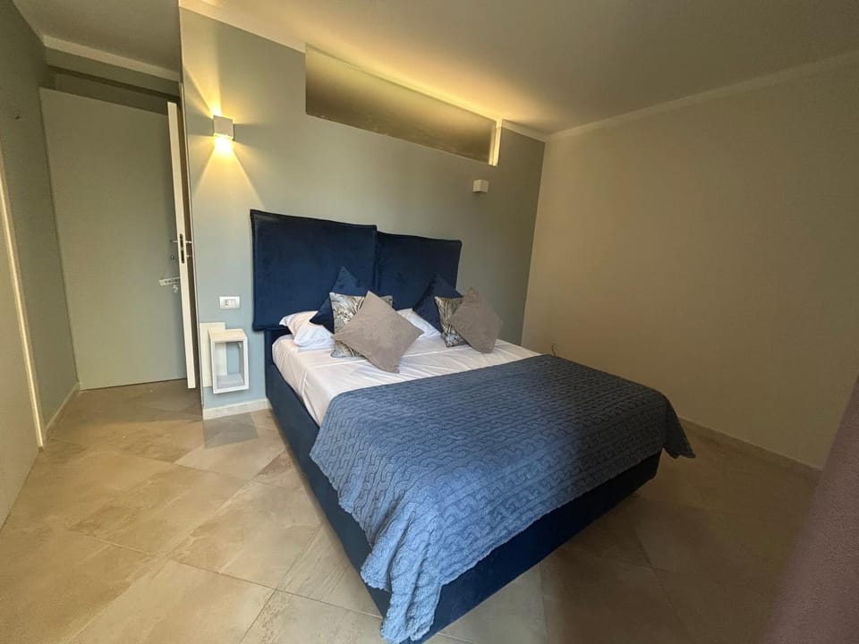 Bed, Photo of the whole room, towels