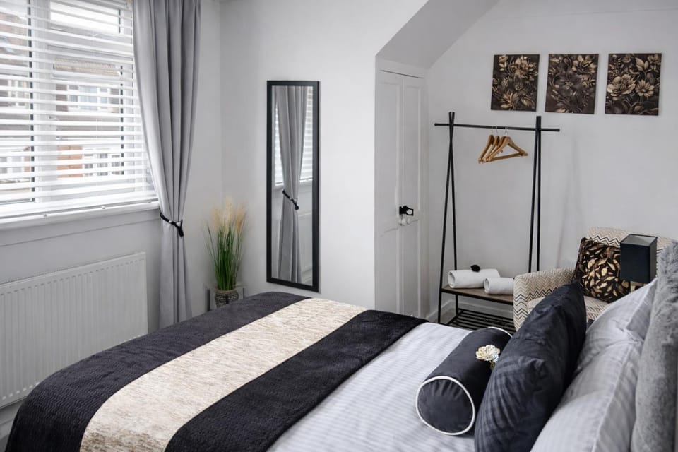 Rosie House 3 bedroom House in Sandbach with Parking House in England