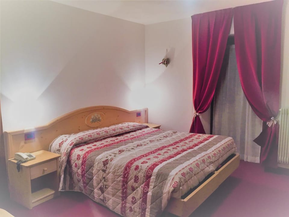 Shower, Toilet, Bed, Bathroom, TV and multimedia, Balcony/Terrace, Bedroom, Pets, cot