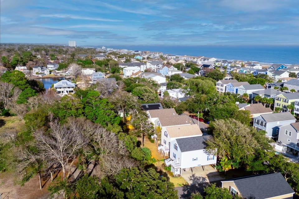 Charming 3-Bed Beach House with bathtub & BBQ House in Surfside Beach