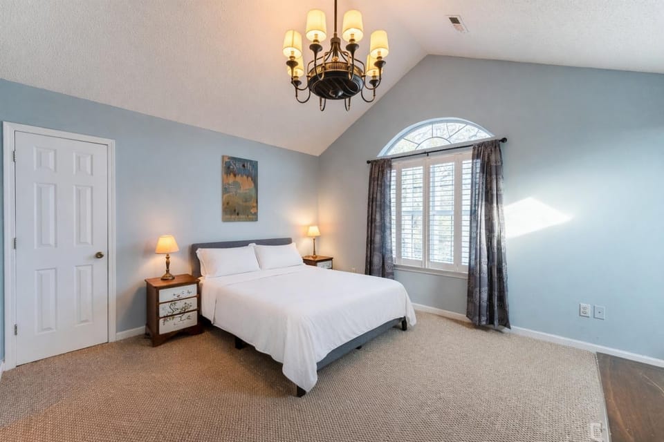 Charming 3-Bed Beach House with bathtub & BBQ House in Surfside Beach