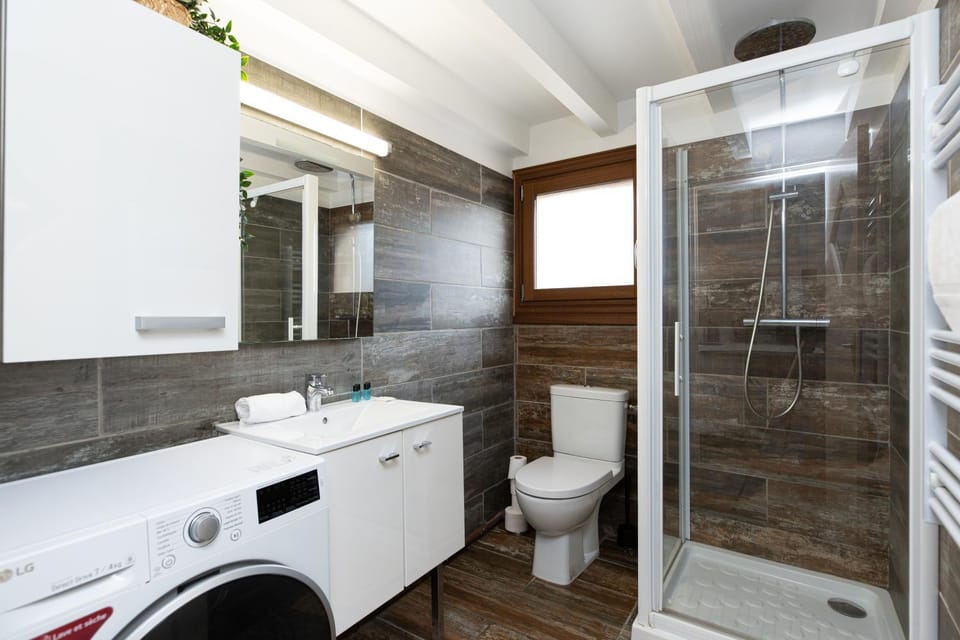 Shower, Bathroom, towels, washing machine