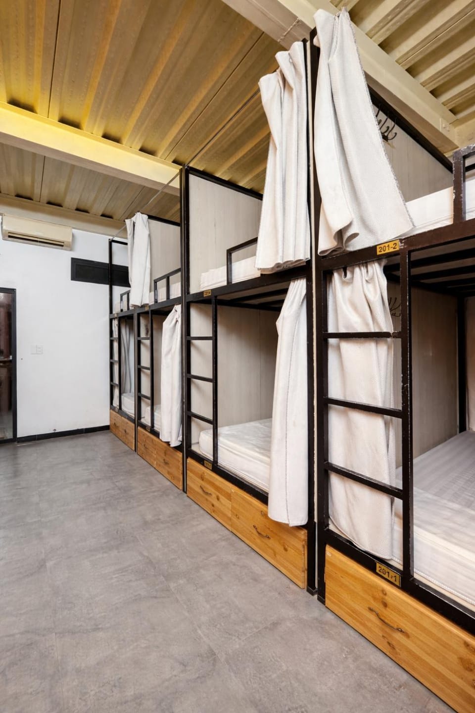 Bed, Photo of the whole room, Bedroom, bunk bed, air conditioner