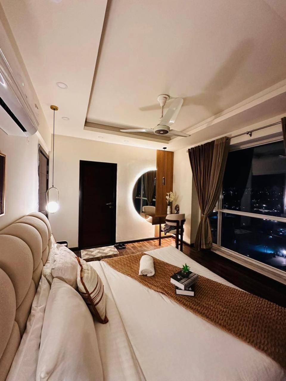 Bed, View (from property/room), Photo of the whole room, Seating area, Bedroom, City view